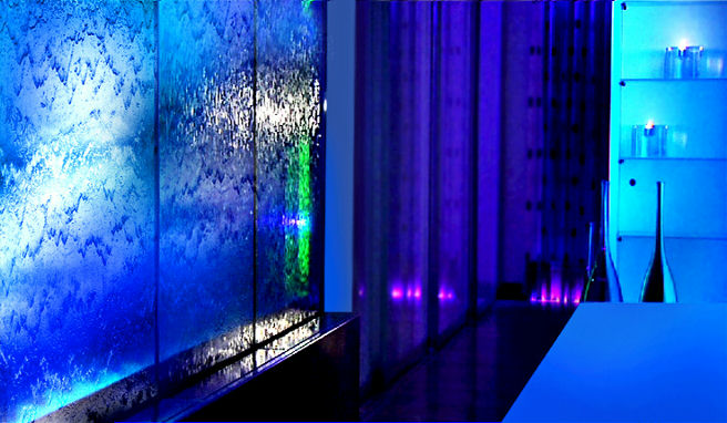 Водопады по стеклу в дизайне интерьера